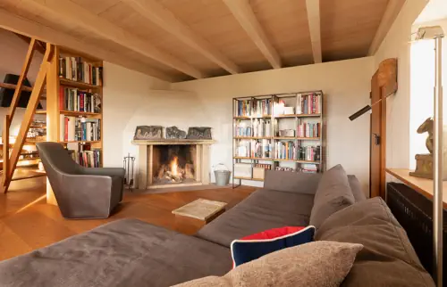 Herzkammer 1 – Bibliothek mit Kamin