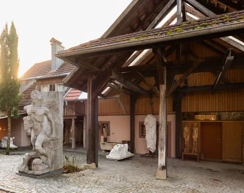 Herzkammer 1719 – Hofseite mit Skulpturen