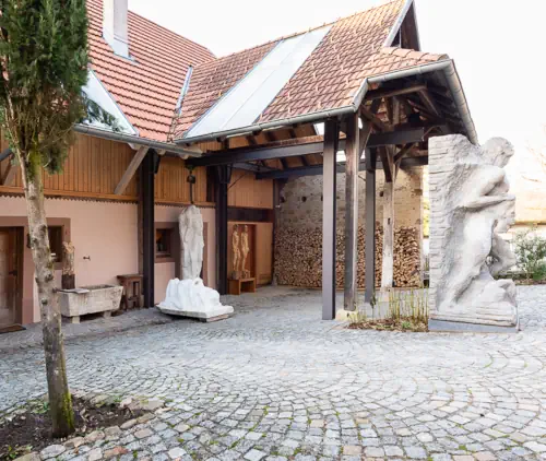 Herzkammer 1719 – Hofseite mit Skulpturen