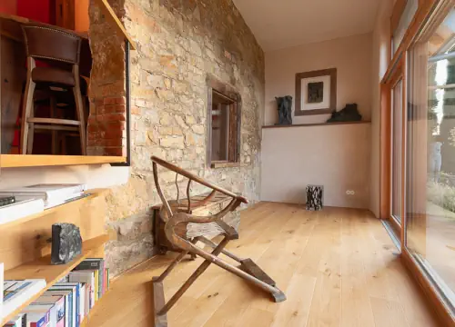 Herzkammer 2 – Fensterfront und Sitzbereich