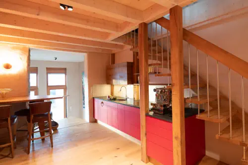 Herzkammer 2 – Küche mit roter Front